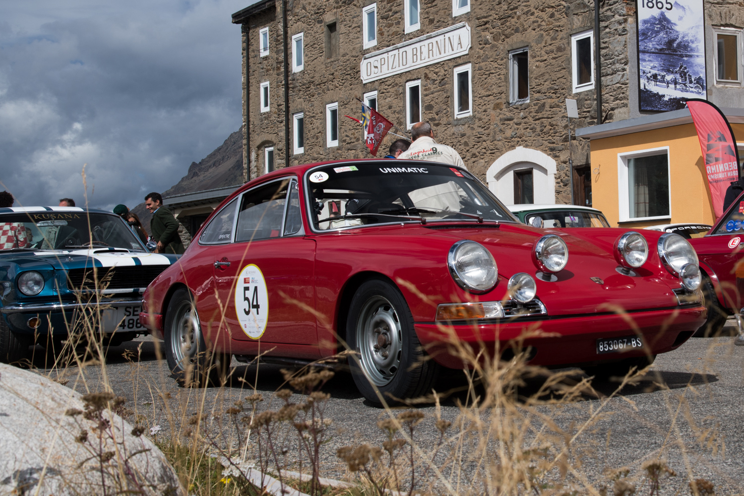La Bernina Gran Turismo è la leggendaria corsa in cui le auto storiche più belle sfilano lungo le strade nella regione dell'Engadina.