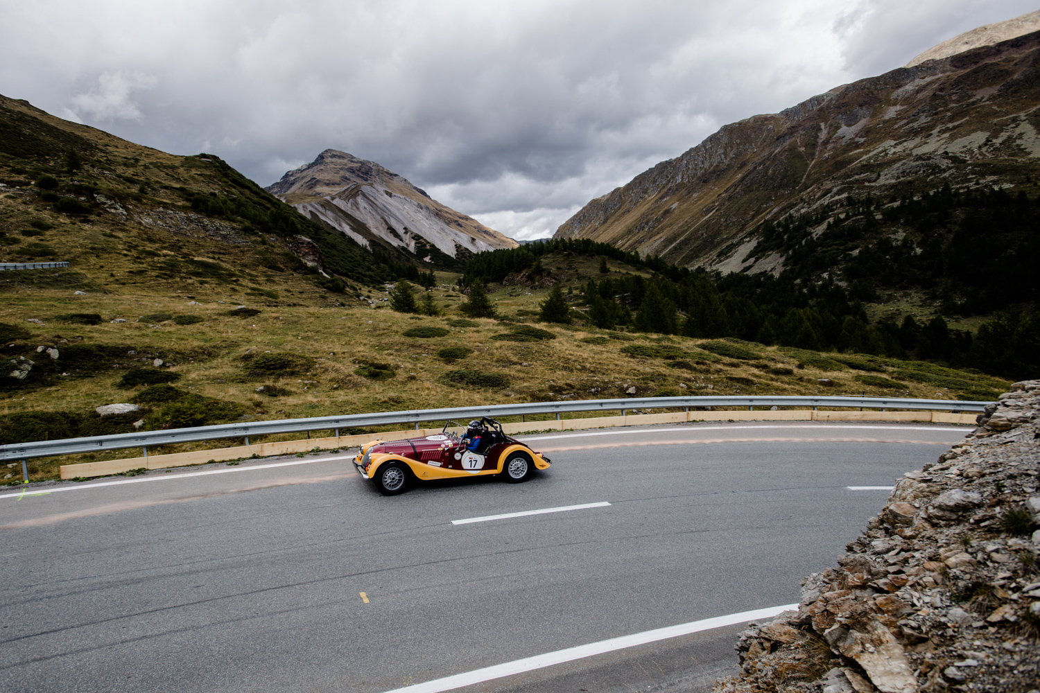 La Bernina Gran Turismo è la leggendaria corsa in cui le auto storiche più belle sfilano lungo le strade nella regione dell'Engadina.