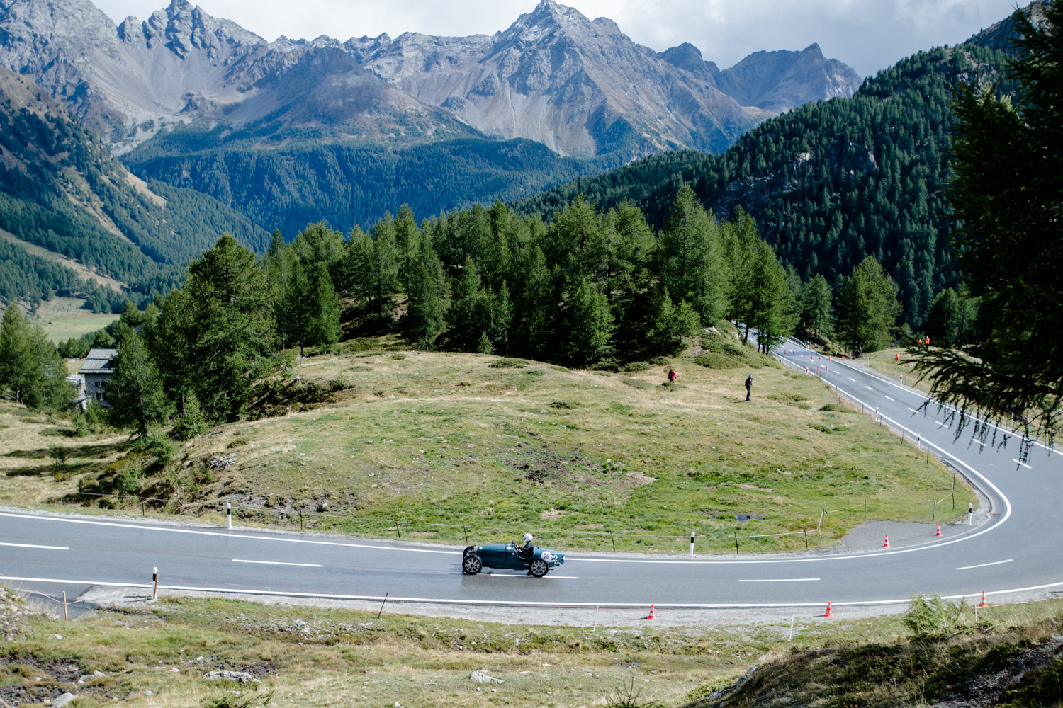 Una bugatti Type 37 si arrampica tra le montagne del Bernina