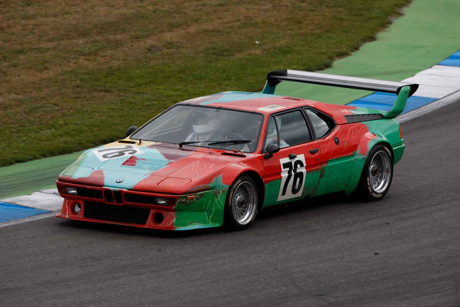 La BMW M1 Art Car è la 4ª vettura, di 19 pezzi unici, realizzata personalmente da  Andy Warol nel 1979 per la casa di Monaco.