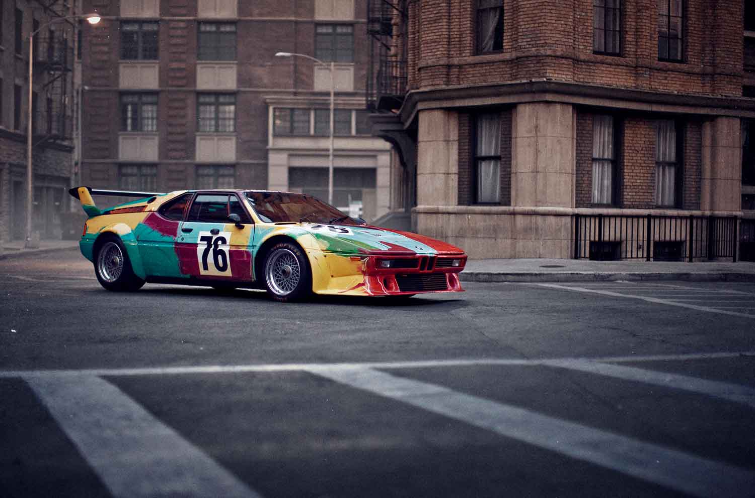 La BMW M1 Art Car è la 4ª vettura, di 19 pezzi unici, realizzata personalmente da  Andy Warol nel 1979 per la casa di Monaco.