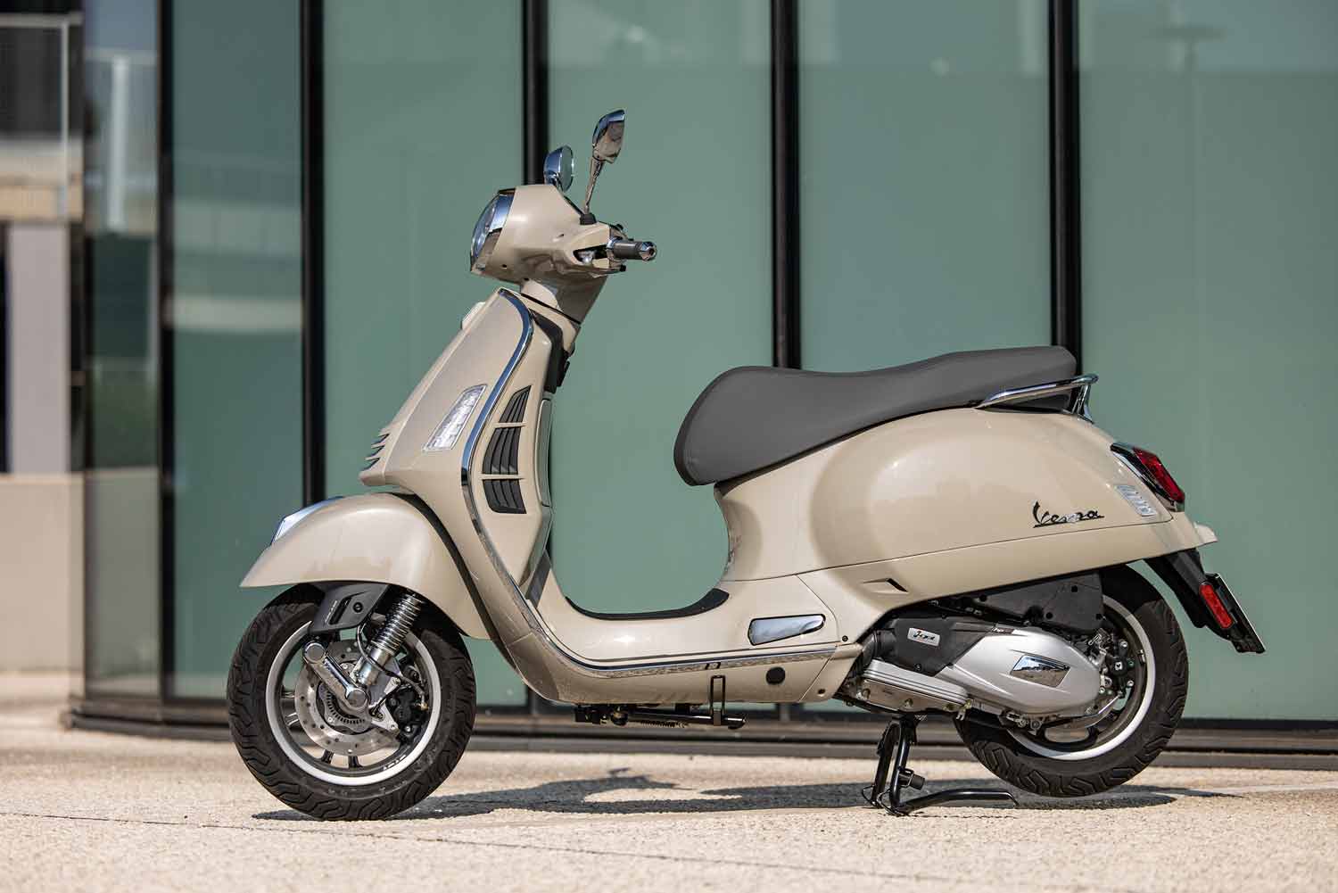 La nuova Vespa GTS, ammiraglia tra i modelli Vespa, pur mantenendo il suo stile esclusivo, si evolve e si afferma come la più innovativa.