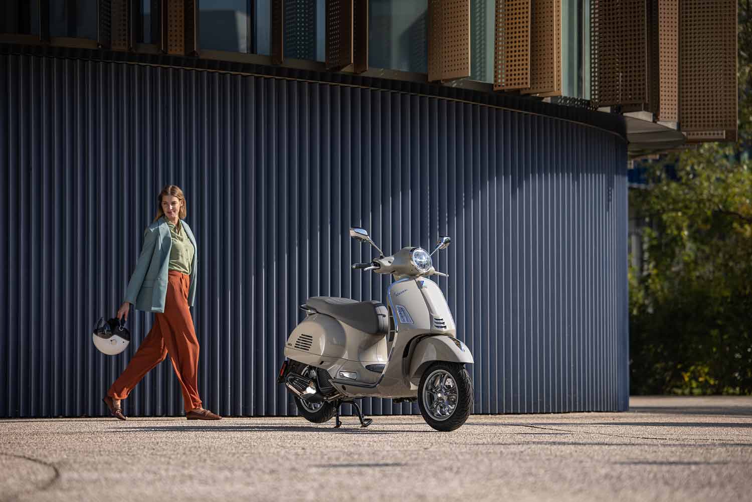 La nuova Vespa GTS, ammiraglia tra i modelli Vespa, pur mantenendo il suo stile esclusivo, si evolve e si afferma come la più innovativa.