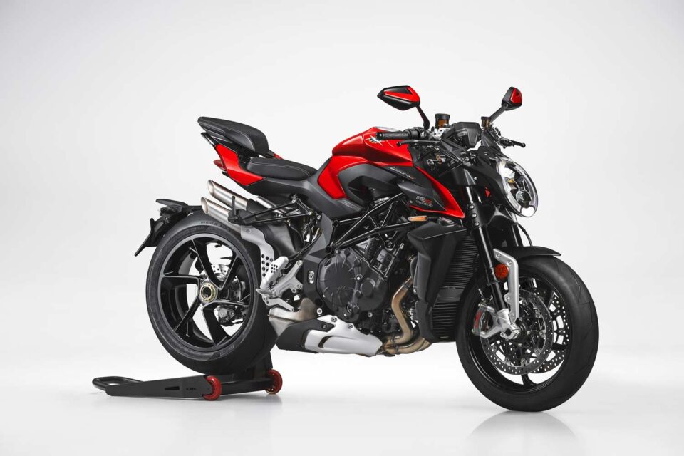La MV Agusta Brutale per il 2023 si aggiorna più nella sostanza che nell'aspetto. La hyper-naked trasmette esperienze di guida da ricordare.