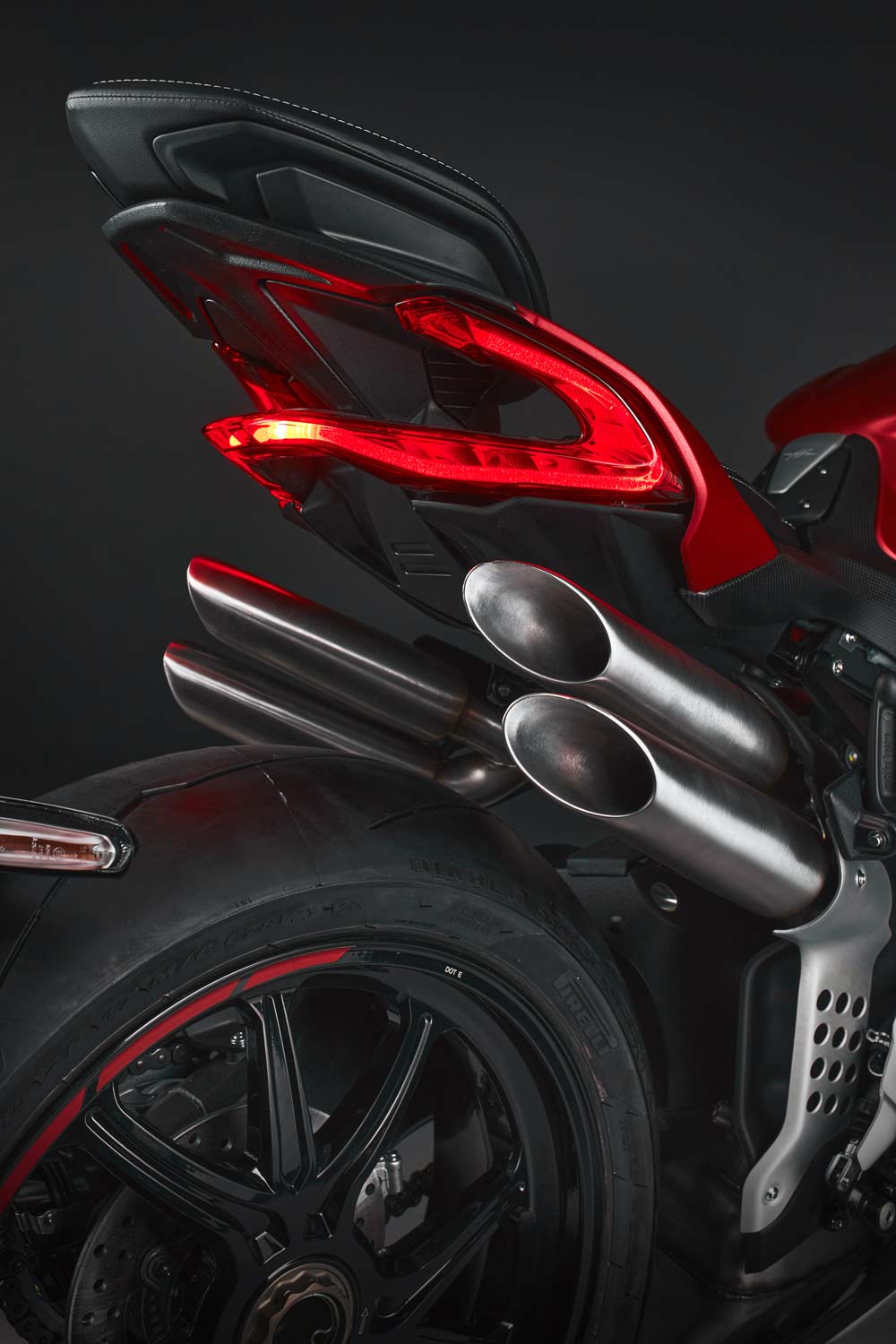 La MV Agusta Brutale per il 2023 si aggiorna più nella sostanza che nell'aspetto. La hyper-naked trasmette esperienze di guida da ricordare.