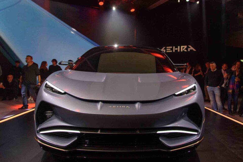 AEHRA è l'auto elettrica futurista che cambia le regole del gioco, sconvolgendo e reinventando lo stesso gioco. 