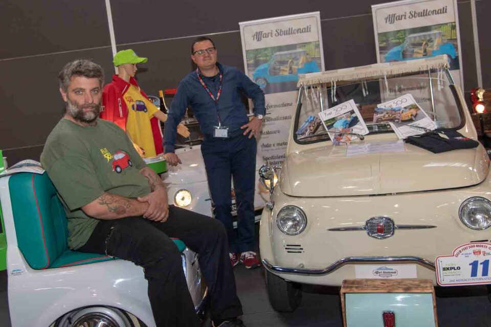 Affari Sbullonati è l'officina di David e Fabio, amici prima che soci, dedicata al restauro e alla vendita di auto d'epoca, con sede a Roma. 