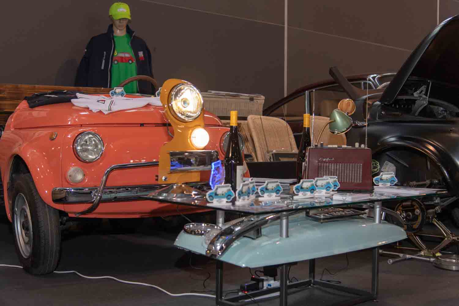 Affari Sbullonati è l'officina di David e Fabio, amici prima che soci, dedicata al restauro e alla vendita di auto d'epoca, con sede a Roma. 