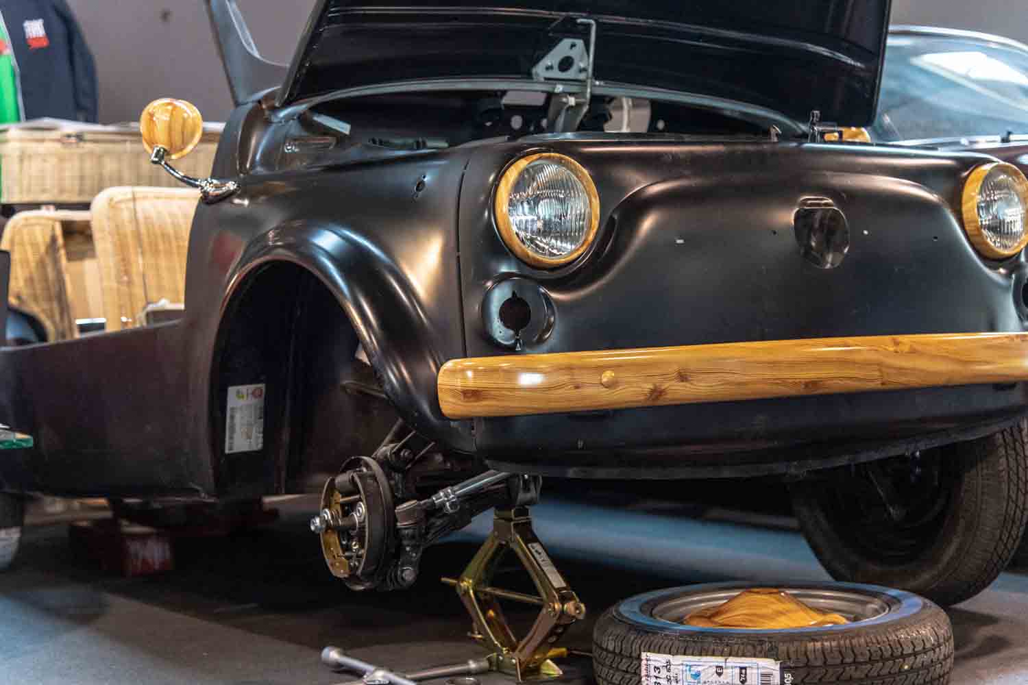 Affari Sbullonati è l'officina di David e Fabio, amici prima che soci, dedicata al restauro e alla vendita di auto d'epoca, con sede a Roma. 