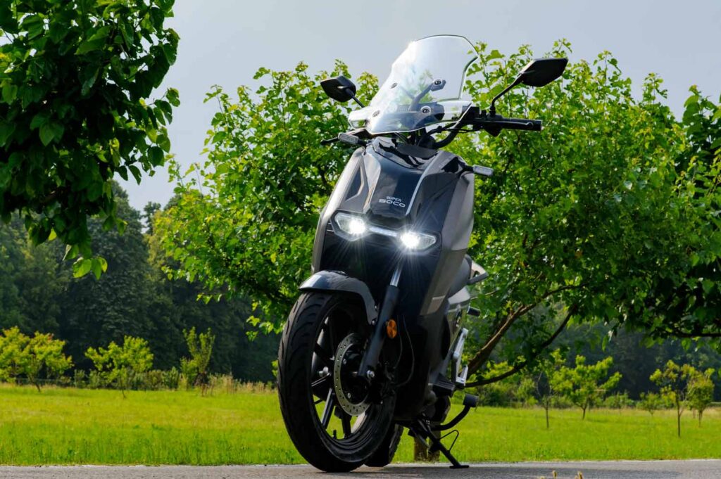 Abbiamo provato il CPX V moto Super Soco, scooter elettrico. VMoto super Soco è un azienda che produce veicoli a due ruote elettrici e distribuisce i suoi veicoli in 54 paesi.
