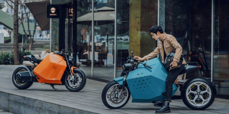 La Davinci Motor DC100 è la futuristica café racer 100% elettrica, dalle performance altissime, pensata per un genuino piacere di guida. 