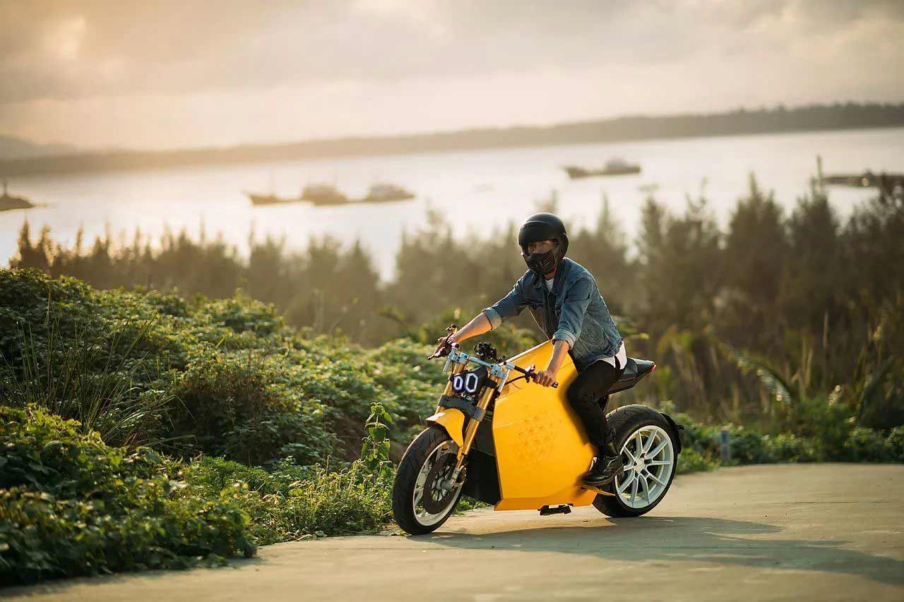 Davinci DC100, la café racer elettrica superveloce