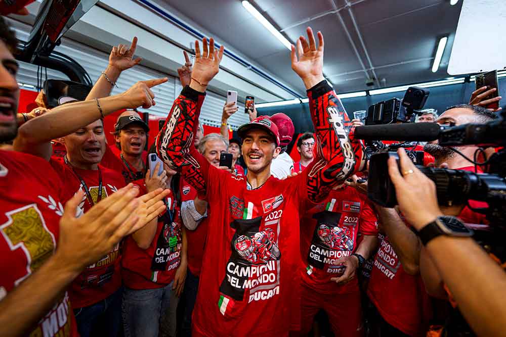 Bagnaia e Ducati, conquistano il titolo iridato della MotoGP laureandosi campioni del Mondo, ieri, nell'ultimo GP di Valencia.