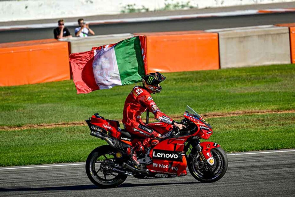 Bagnaia e Ducati, conquistano il titolo iridato della MotoGP laureandosi campioni del Mondo, ieri, nell'ultimo GP di Valencia.