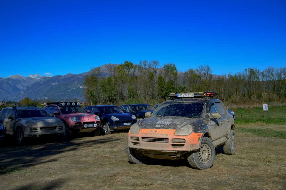 Cayenne Dirt Experience è il primo evento dedicato alle Porsche Cayenne E1, ospitato presso la pista di autocross di Romano Canavese, Torino. 