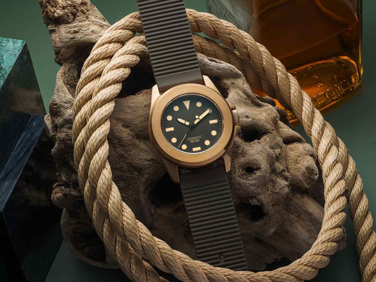 Unimatic x Massena Lab introduce i modelli U4S-BRZ-ML e il U4S-BRZ-MLL, dotati di una cassa realizzata interamente in bronzo. 