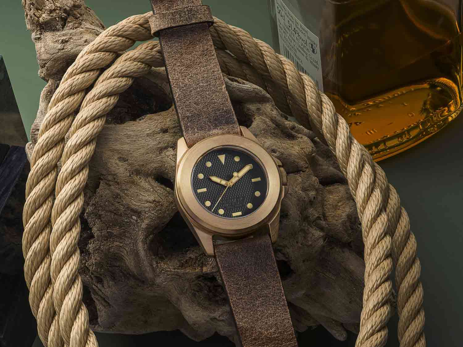 Unimatic x Massena Lab introduce i modelli U4S-BRZ-ML e il U4S-BRZ-MLL, dotati di una cassa realizzata interamente in bronzo. 