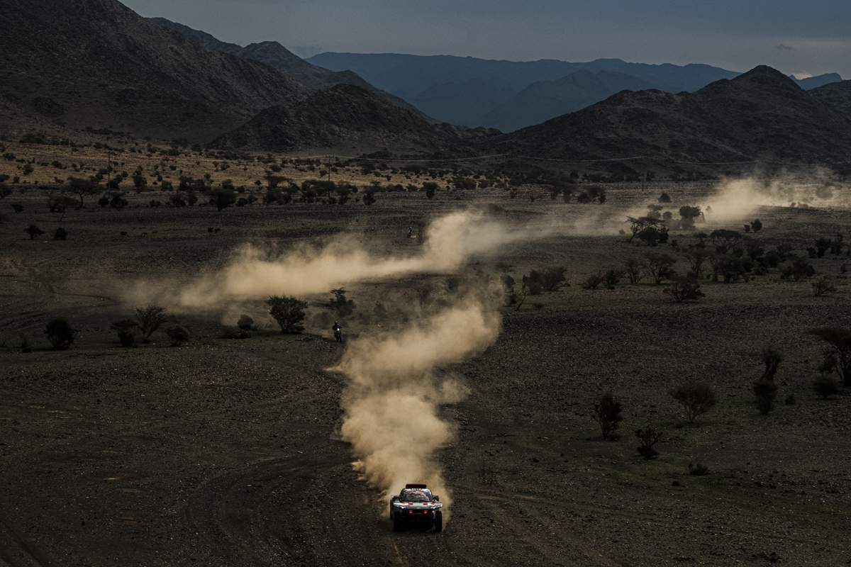 La Dakar 2023 è iniziata nella notte dello scorso 31 dicembre. Oltre mille i partecipanti pronti ad intraprendere un viaggio lunghissimo.