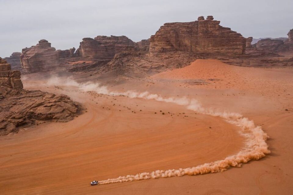 La Dakar 2023 è iniziata nella notte dello scorso 31 dicembre. Oltre mille i partecipanti pronti ad intraprendere un viaggio lunghissimo.