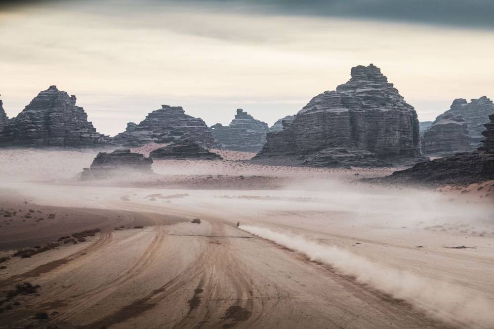 La Dakar 2023 è iniziata nella notte dello scorso 31 dicembre. Oltre mille i partecipanti pronti ad intraprendere un viaggio lunghissimo.