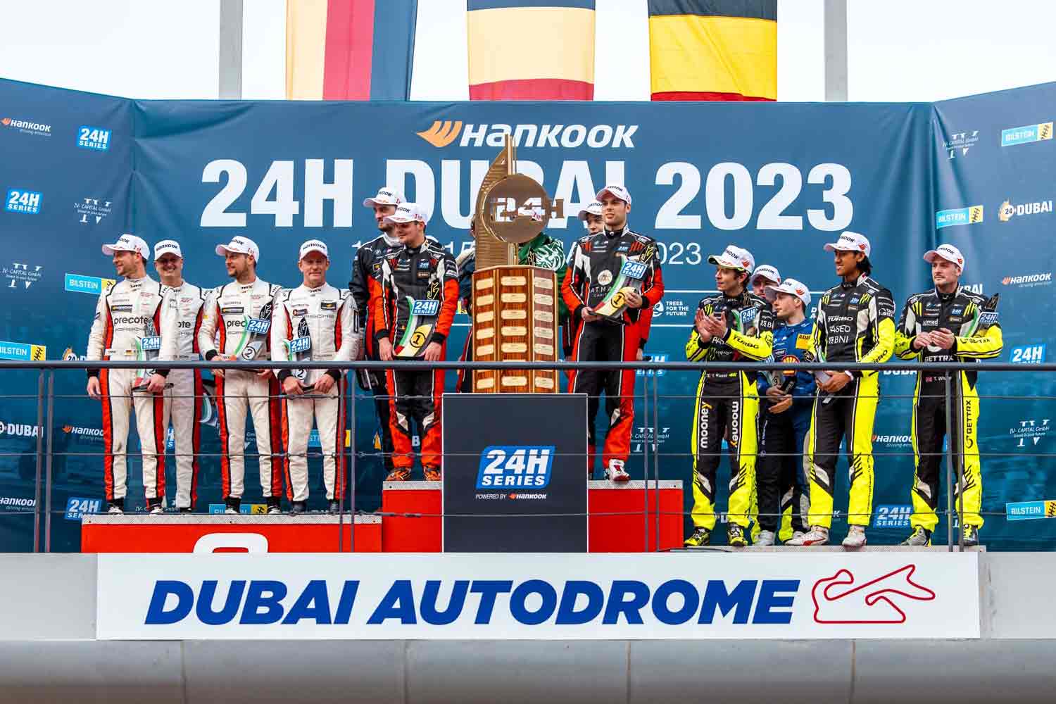 Valentino Rossi, leggenda della MotoGP, sale sul podio nella sua prima apparizione automobilistica con il Team WRT belga. 