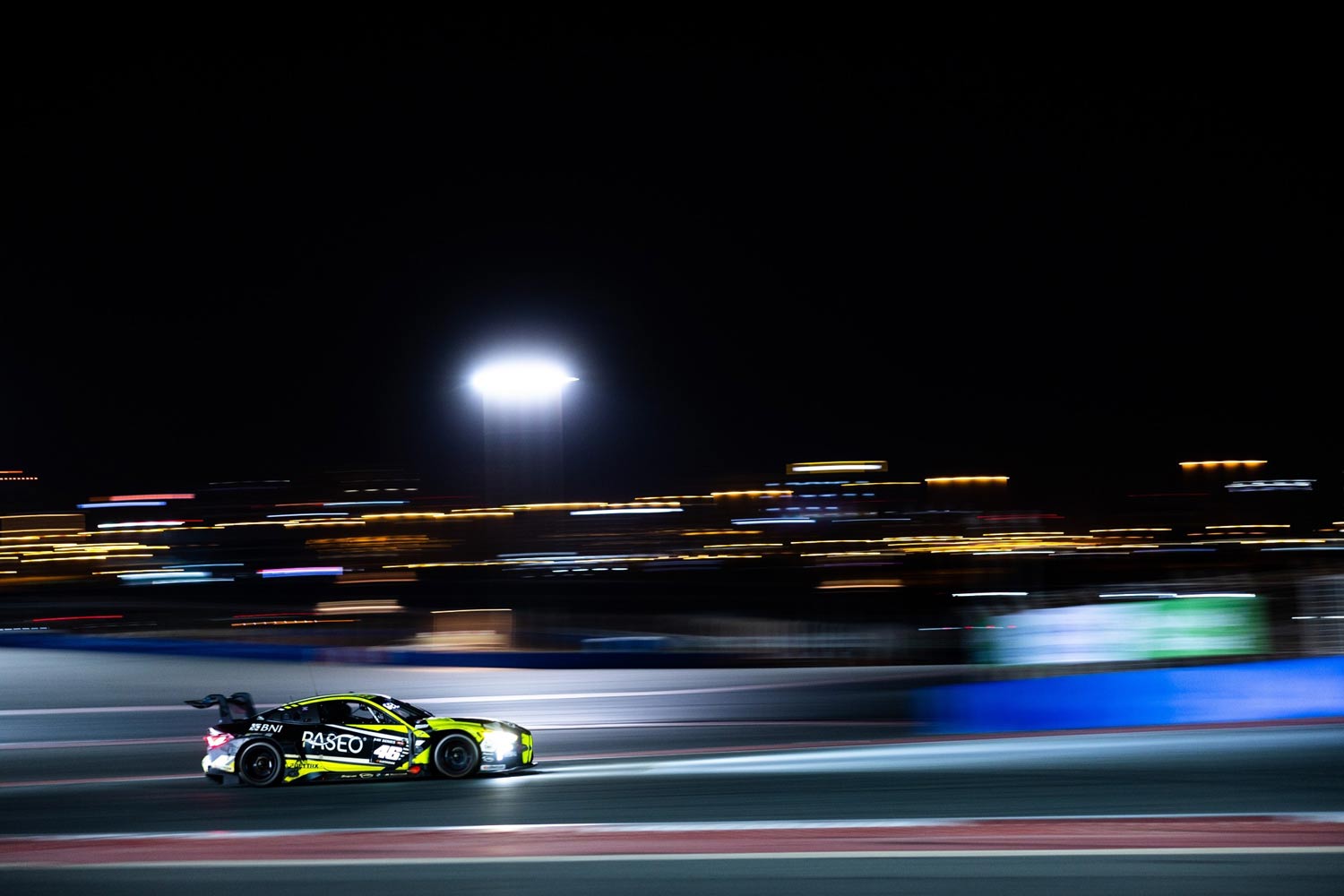 Valentino Rossi, leggenda della MotoGP, sale sul podio nella sua prima apparizione automobilistica con il Team WRT belga. 