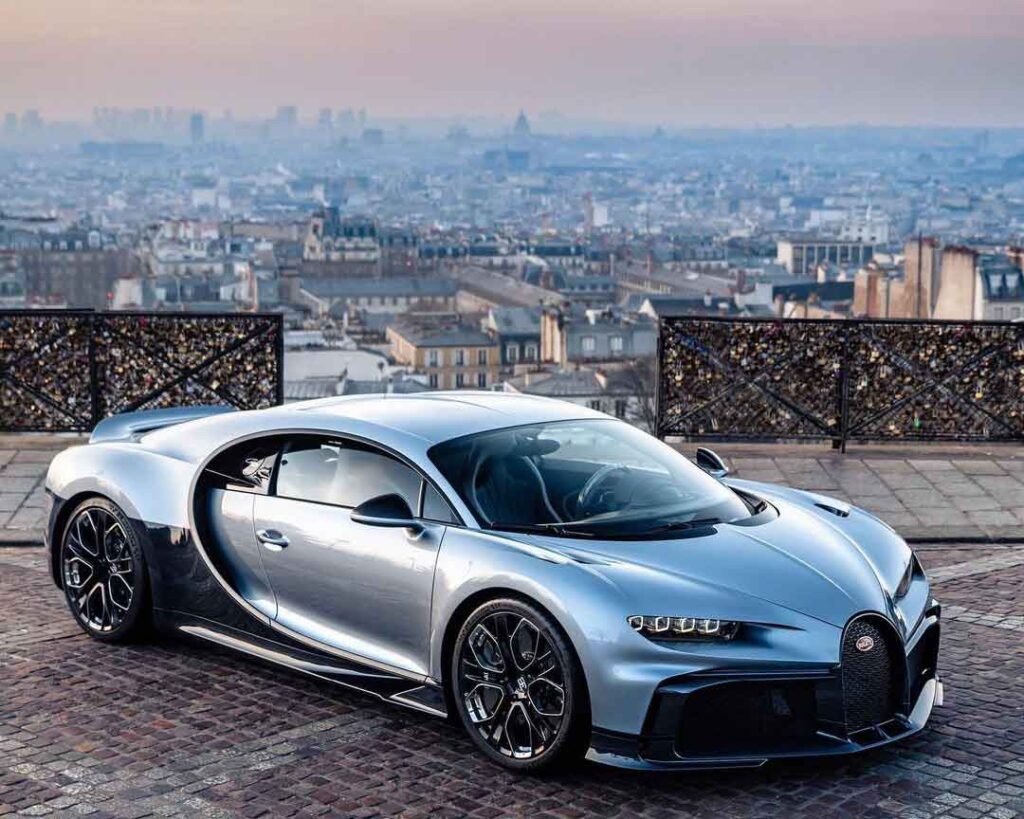 La Bugatti Chiron è la vettura sportiva più veloce esclusiva e potente che la casa francese abbia mai prodotto in tutta la sa storia.
