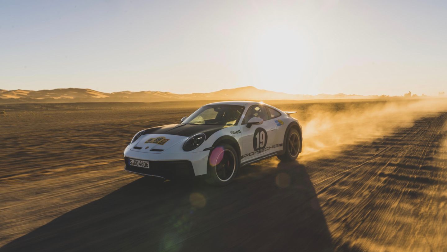 La Porsche 911 Dakar è, tra tutti i modelli 911, la più particolare. La casa per impreziosirne ancora più la linea, propone 3 storiche livree.