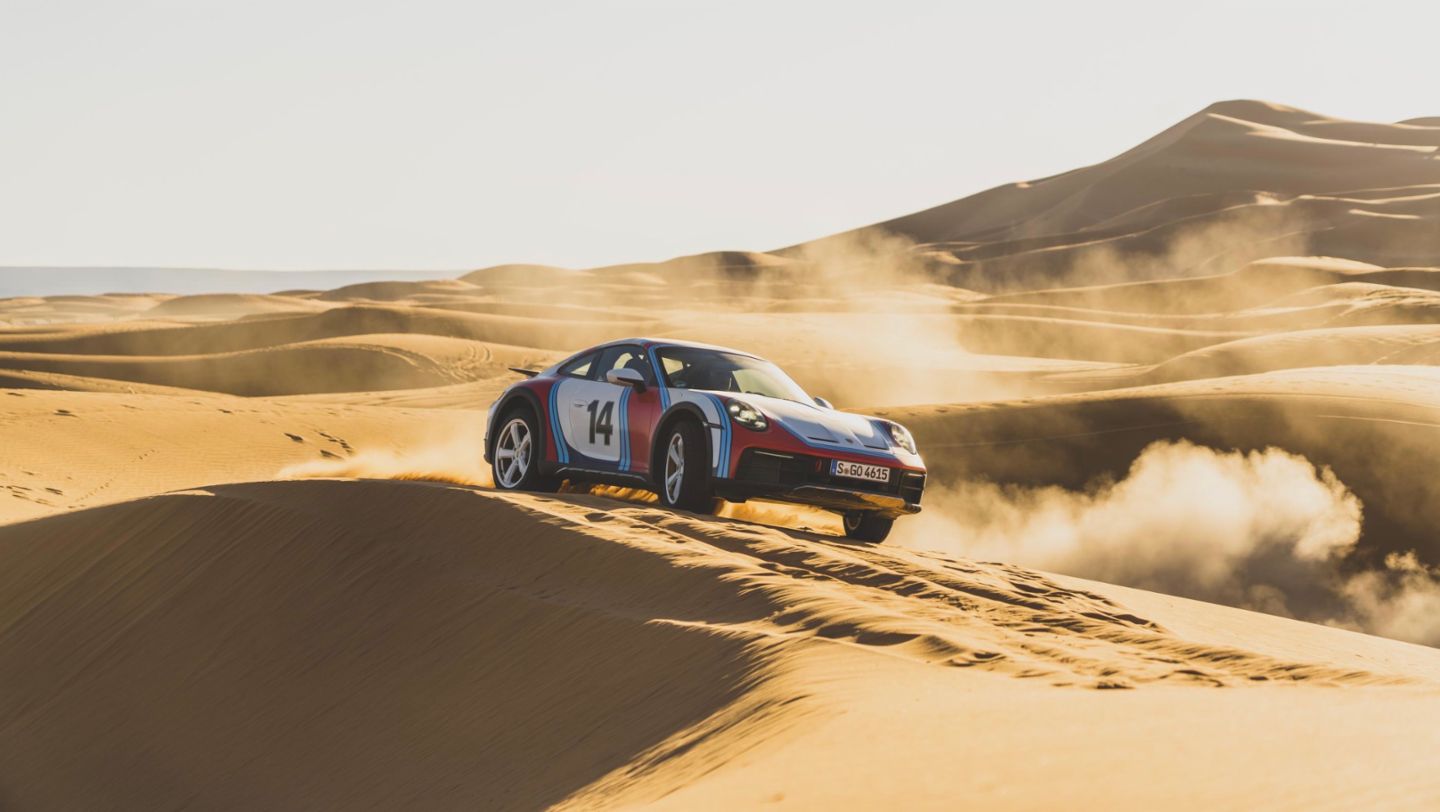 La Porsche 911 Dakar è, tra tutti i modelli 911, la più particolare. La casa per impreziosirne ancora più la linea, propone 3 storiche livree.