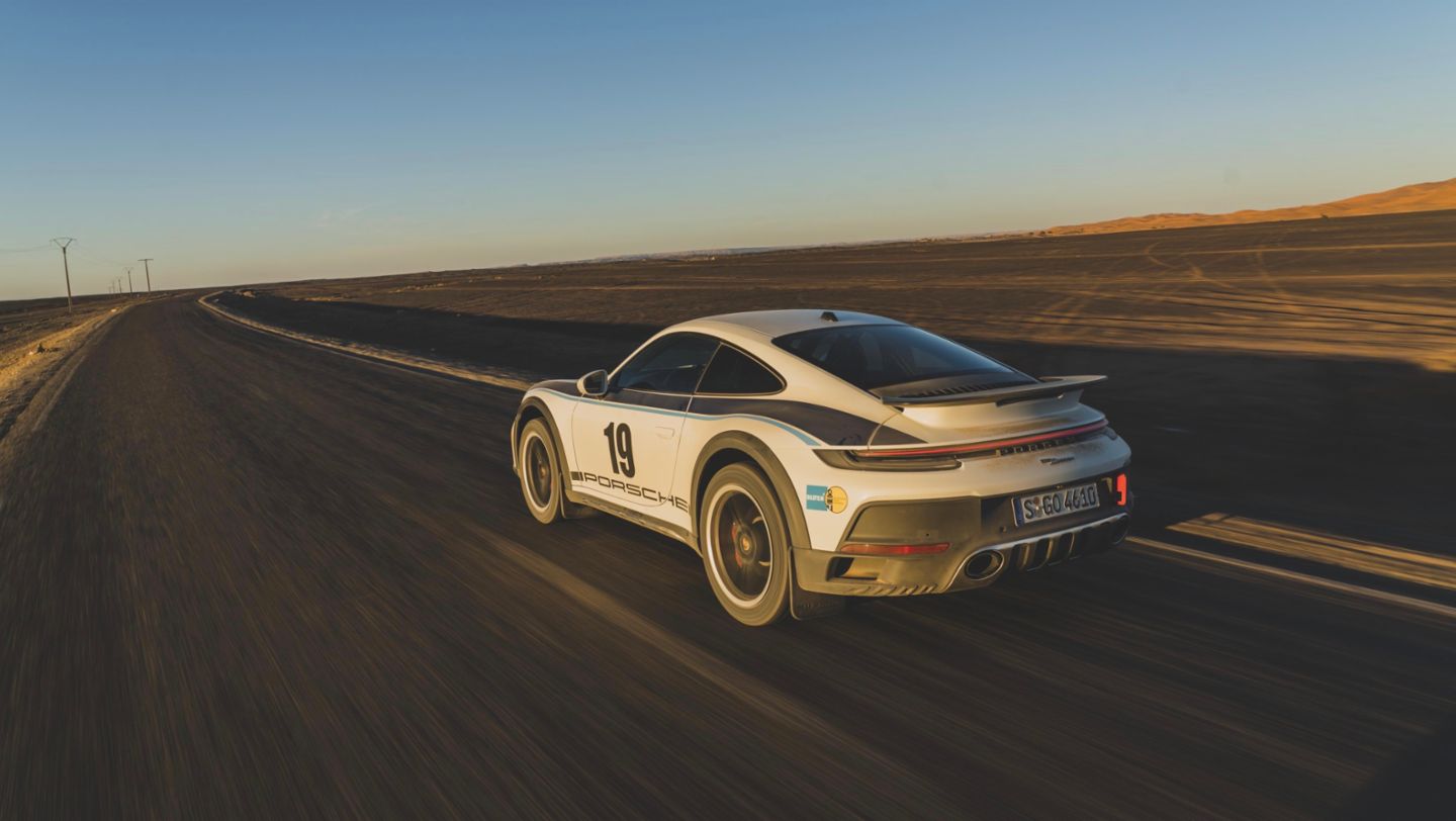 La Porsche 911 Dakar è, tra tutti i modelli 911, la più particolare. La casa per impreziosirne ancora più la linea, propone 3 storiche livree.