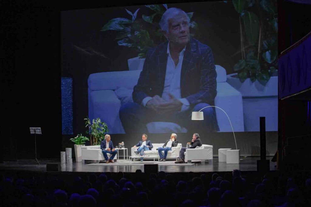 Meet the Titans è la serata, o meglio show, che Prometeon ha organizzato presso i Teatro Lirico di Milano. Sul palco, 3 piloti eccezionali, Lucchinelli, Agostini e Capirossi, hanno raccontato storie, aneddoti e leggende del motociclismo.