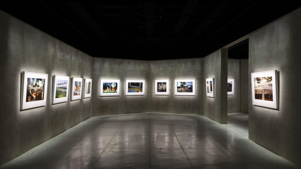 Guy Bourdin Storyteller è la mostra ospitata ad Armani Silos dedicata al fotografo francese che approfondisce la sua visione come storyteller.