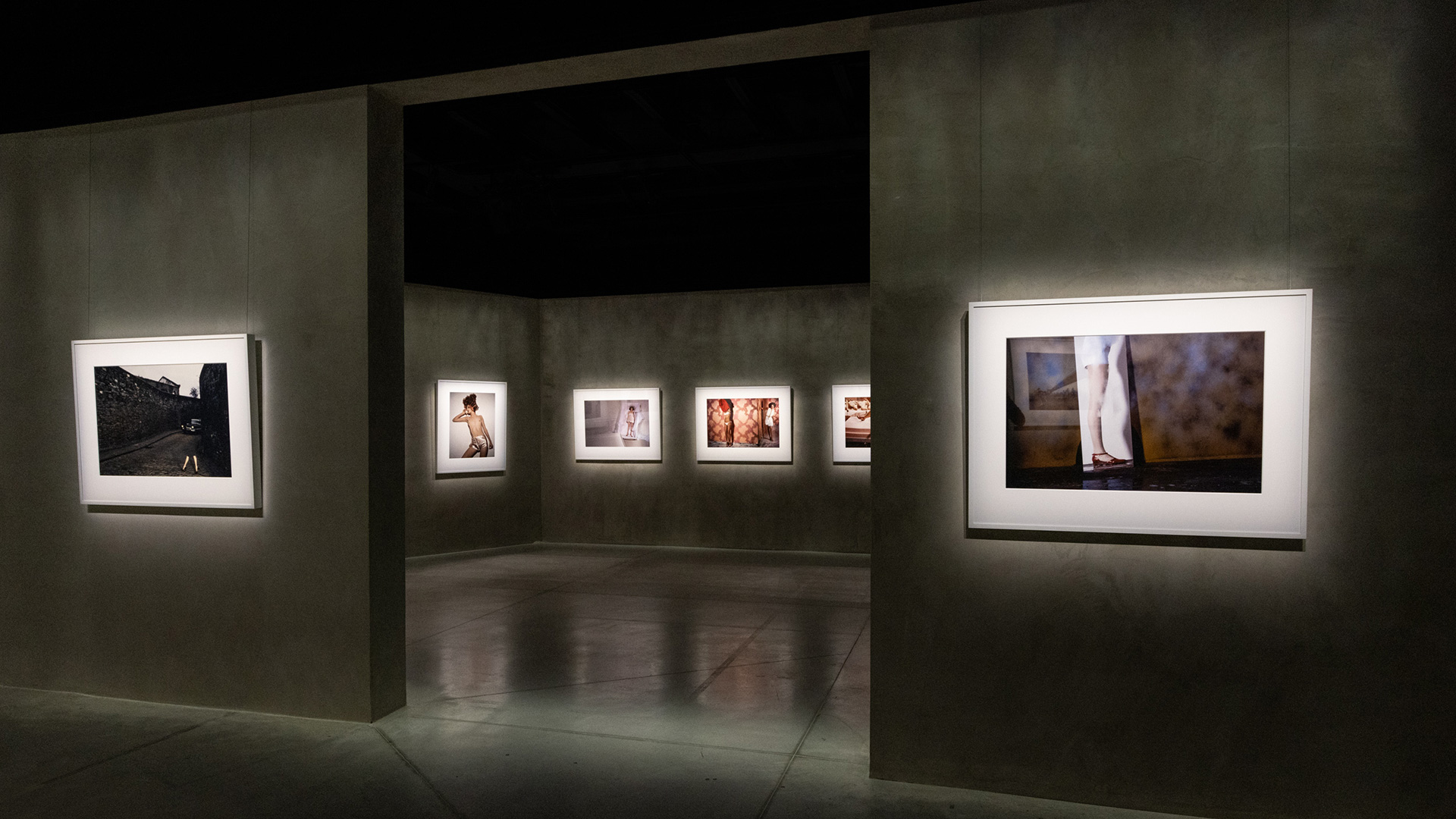 Guy Bourdin Storyteller è la mostra ospitata ad Armani Silos dedicata al fotografo francese che approfondisce la sua visione come storyteller. 