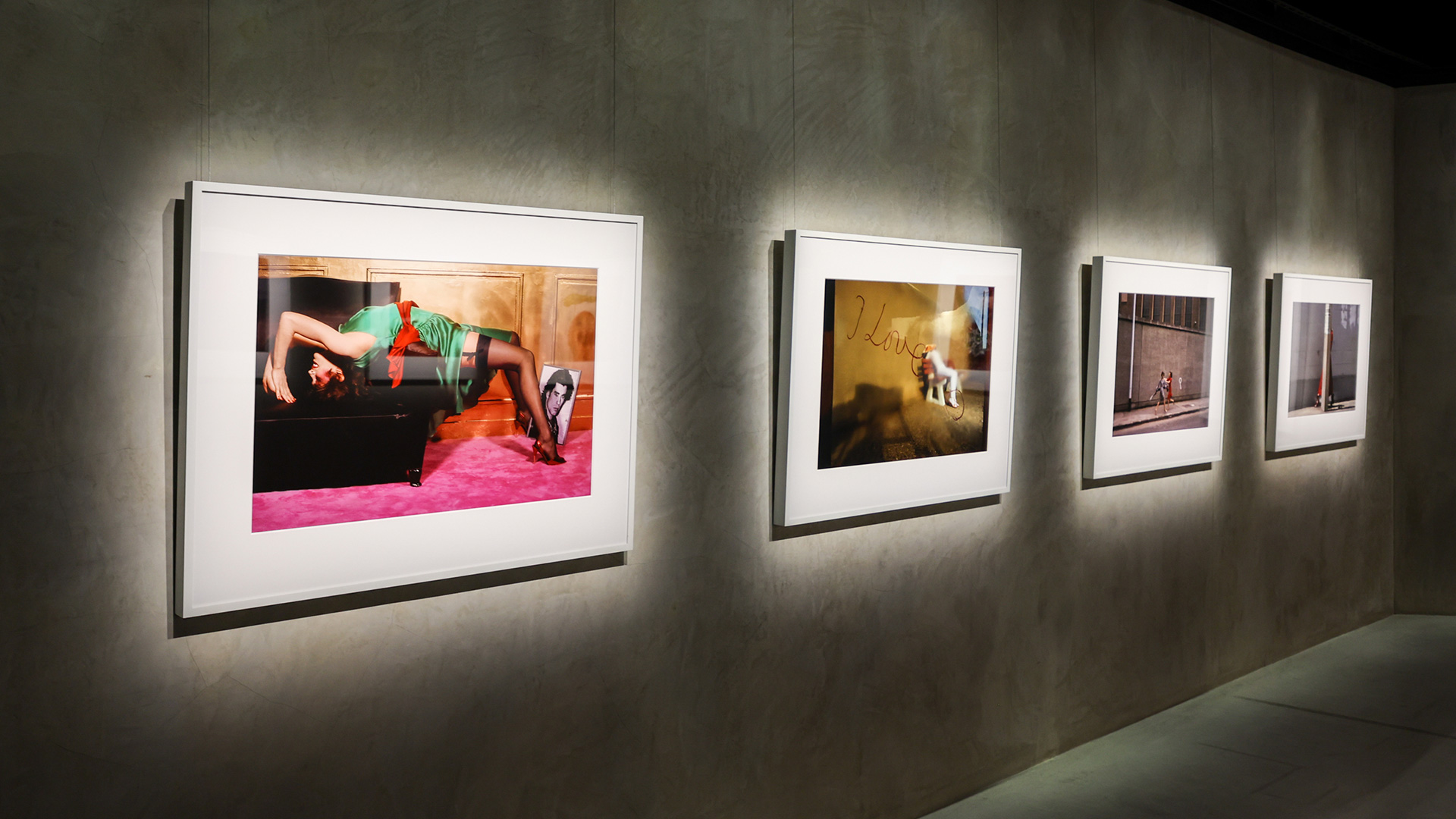 Guy Bourdin Storyteller è la mostra ospitata ad Armani Silos dedicata al fotografo francese che approfondisce la sua visione come storyteller. 