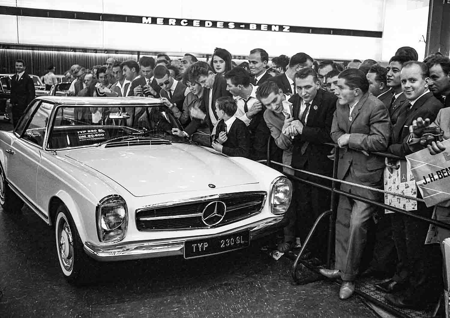 La Mercedes-Benz Pagoda è presentata 60 anni fa al Salone di Ginevra.  Era il 1963 e su di lei vi erano delle alte aspettative.