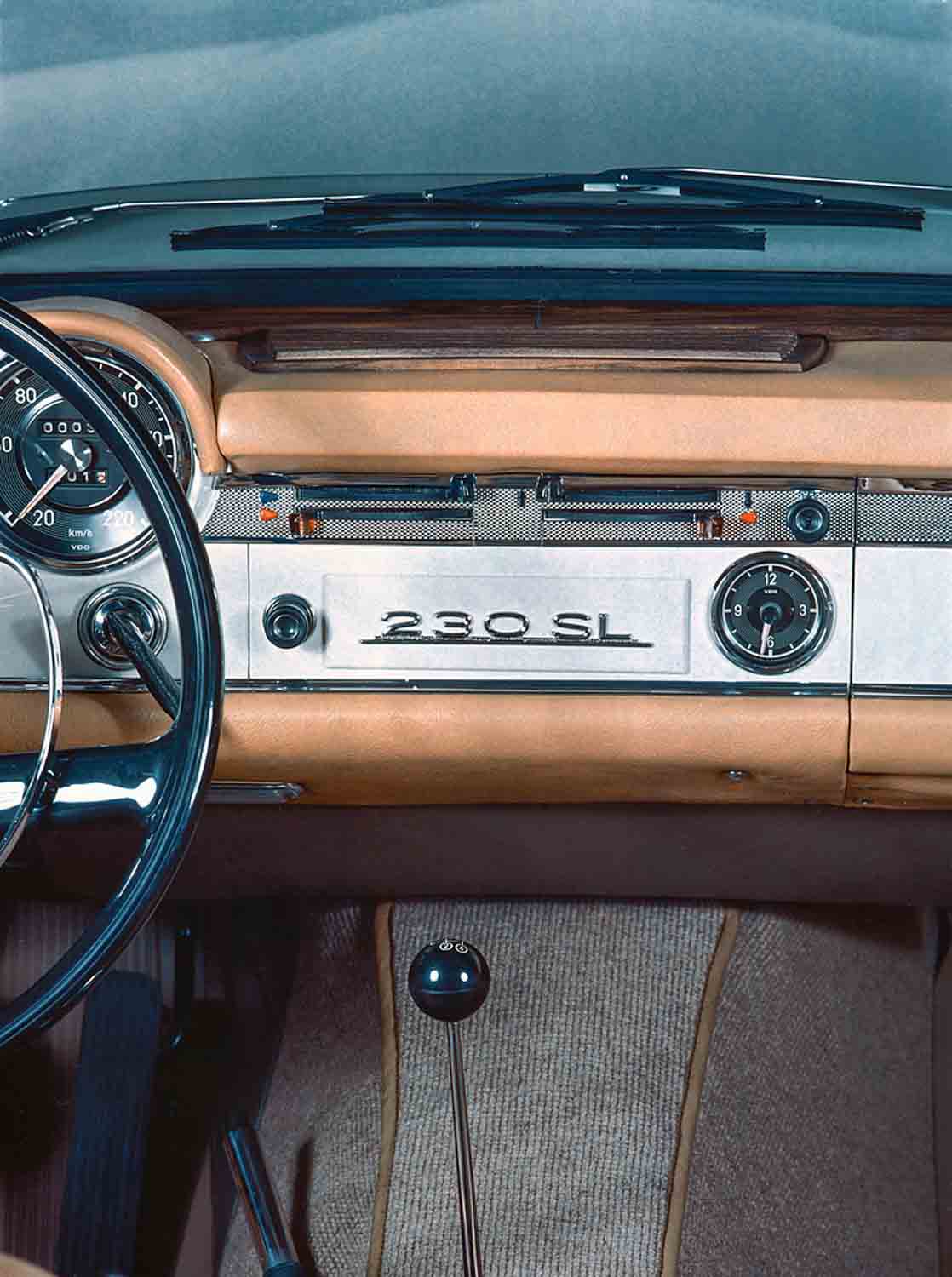 La Mercedes-Benz Pagoda è presentata 60 anni fa al Salone di Ginevra.  Era il 1963 e su di lei vi erano delle alte aspettative.