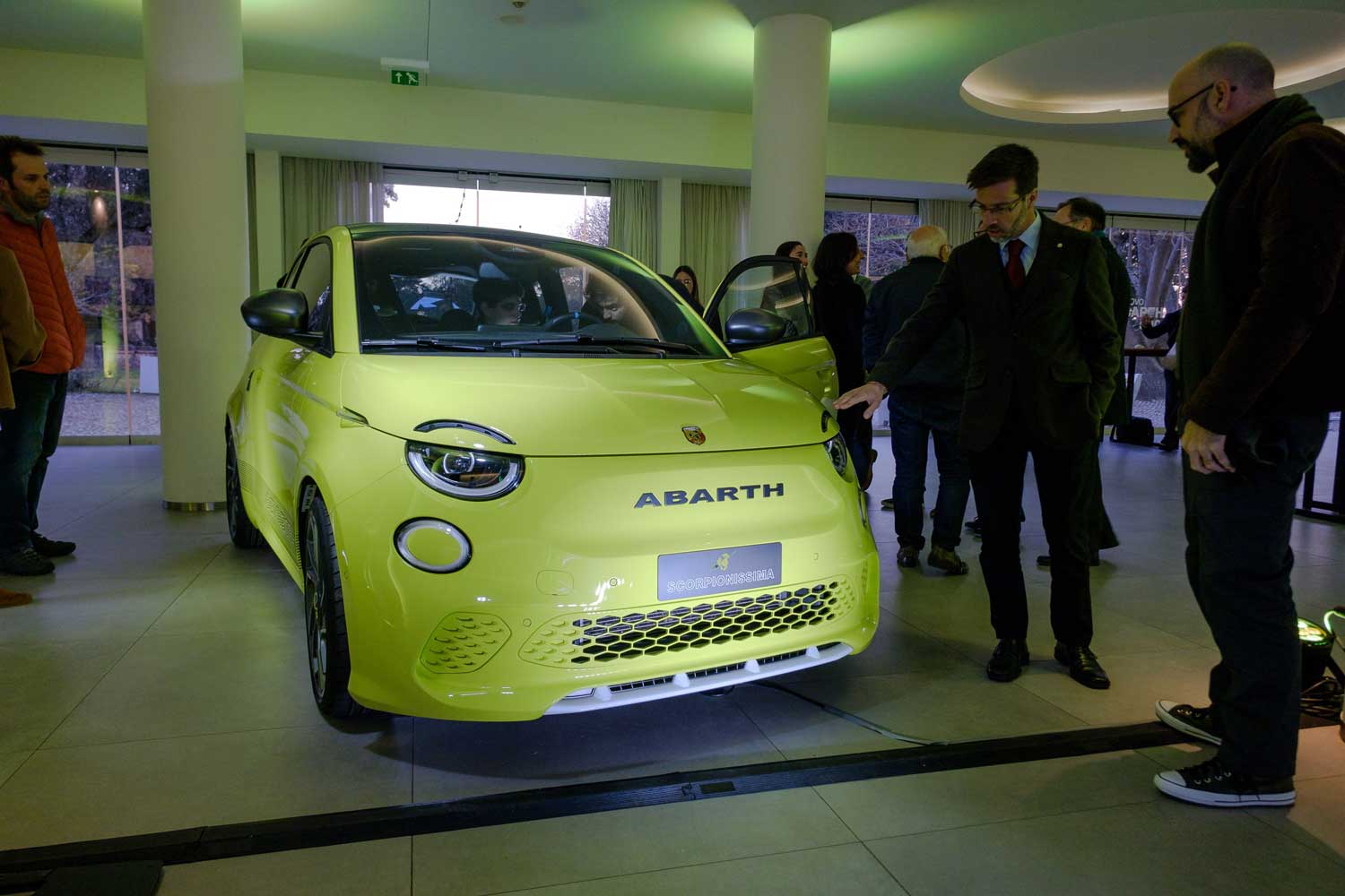 La nuova Abarth 500e elettrica diventa protagonista del tour europeo, attraverso il quale "elettrizzerà" fan e amanti dello "Scorpione".