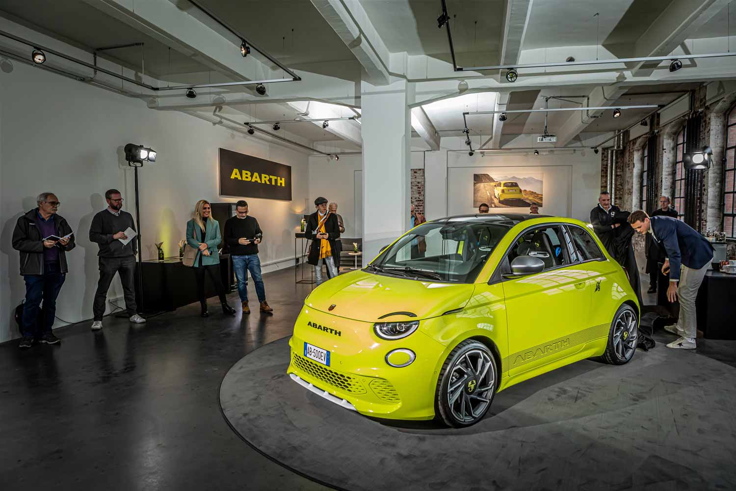 La nuova Abarth 500e elettrica diventa protagonista del tour europeo, attraverso il quale "elettrizzerà" fan e amanti dello "Scorpione".