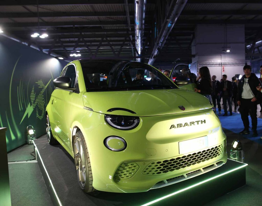 La nuova Abarth 500e elettrica diventa protagonista del tour europeo, attraverso il quale "elettrizzerà" fan e amanti dello "Scorpione".