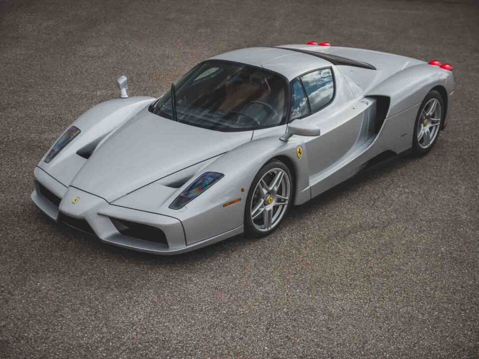 Una Ferrari Enzo color argento Nürburgring del 2003, una tra le più rare al mondo, è stata venduta all'asta da Sotheby's.