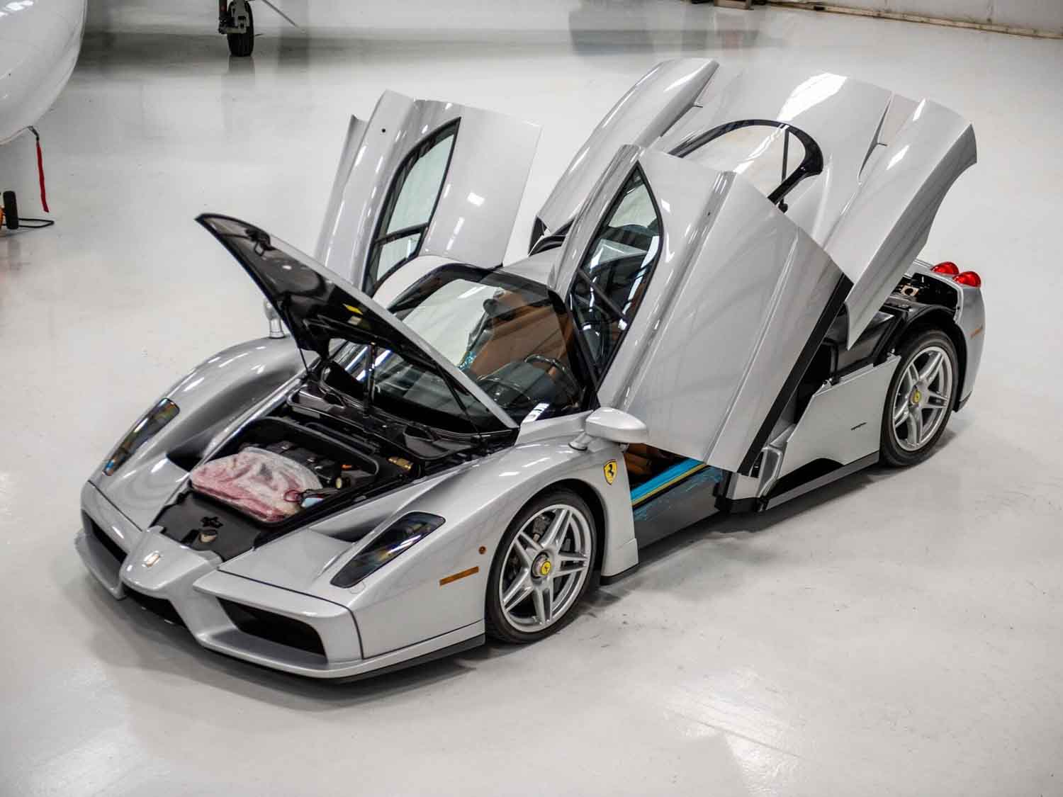 Una Ferrari Enzo color argento Nürburgring del 2003, una tra le più rare al mondo, è stata venduta all'asta da Sotheby's.
