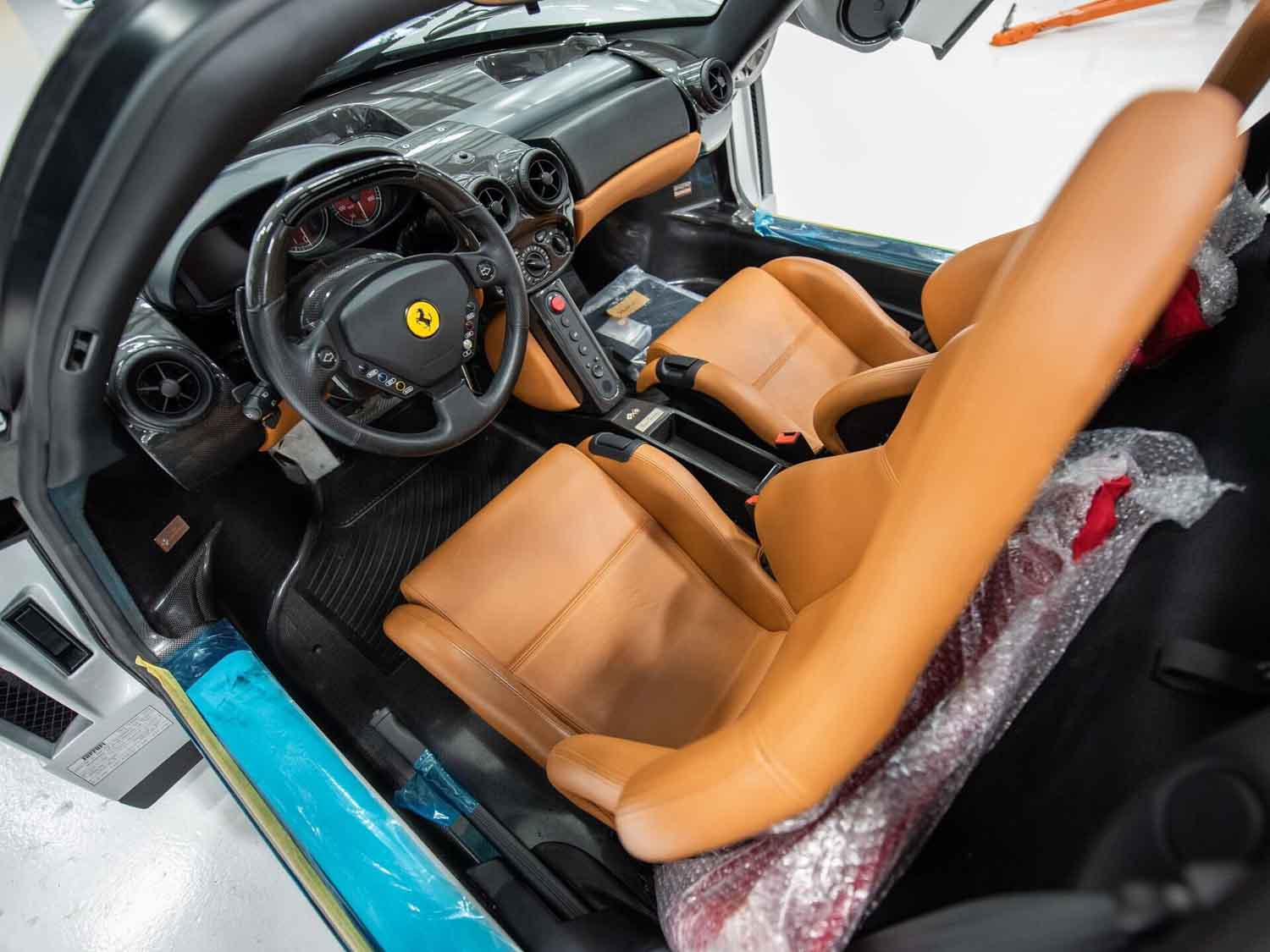 Una Ferrari Enzo color Argento Nürburgring del 2003, una tra le più rare al mondo, è stata venduta all'asta da Sotheby's.
