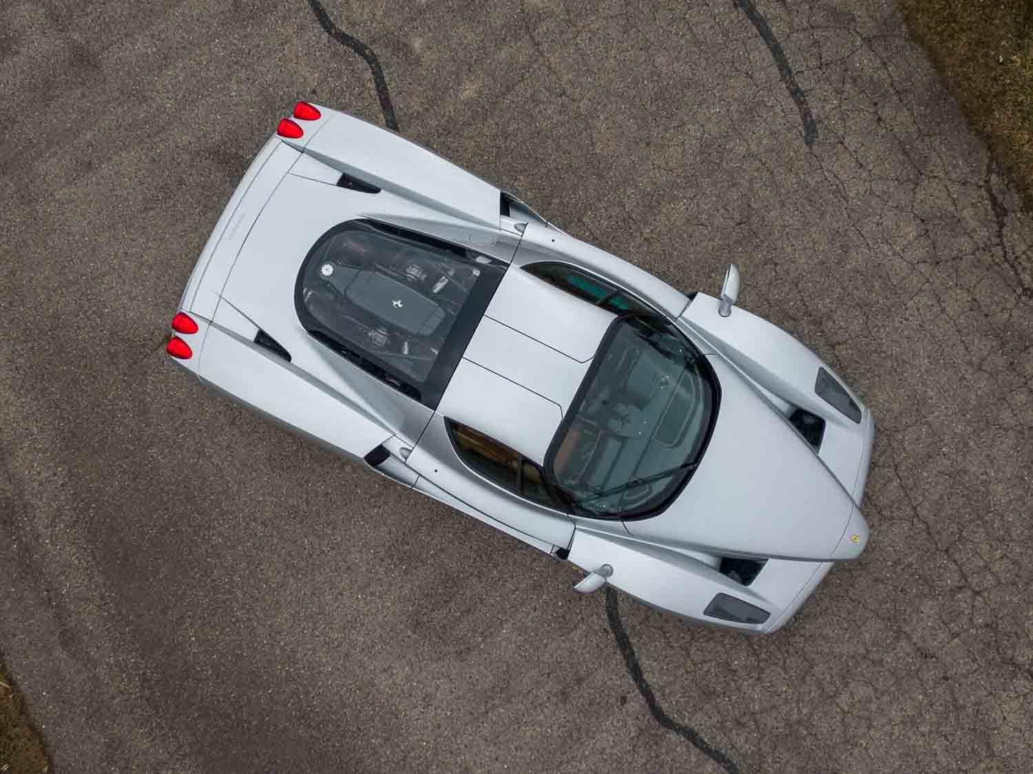 Una Ferrari Enzo color Argento Nürburgring del 2003, una tra le più rare al mondo, è stata venduta all'asta da Sotheby's.