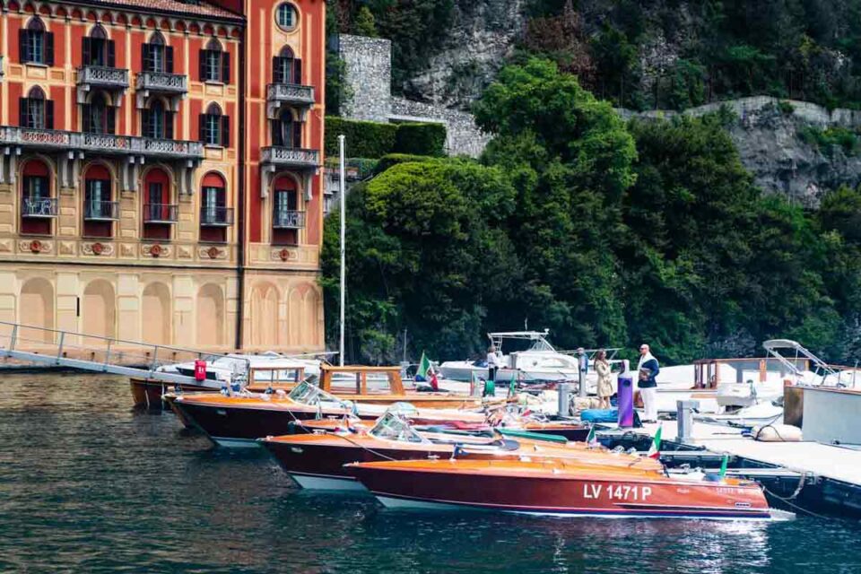 Le barche d'epoca, gioielli senza tempo, sfilano a Cernobbio sul Lago di Como nell'abito dell'ambito evento Villa d'Este - Vintage Yatching. 