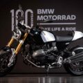 BMW presenta la nuova R12 nineT. Lo fa proprio in occasione dei 100 anni di BMW Motorrad e così la novizia diventa l'erede della R nineT.