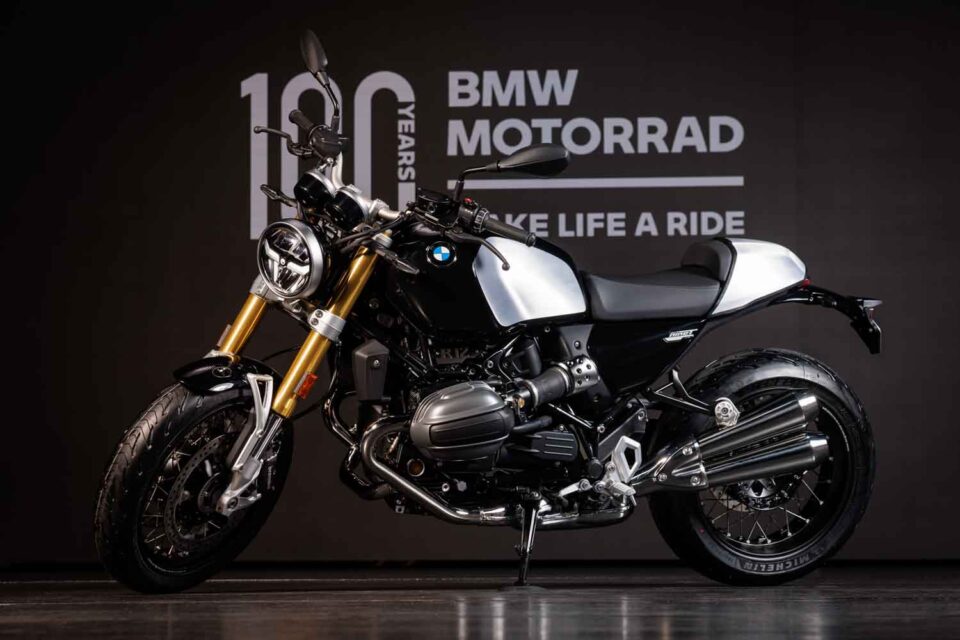 BMW presenta la nuova R12 nineT. Lo fa proprio in occasione dei 100 anni di BMW Motorrad e così la novizia diventa l'erede della R nineT.