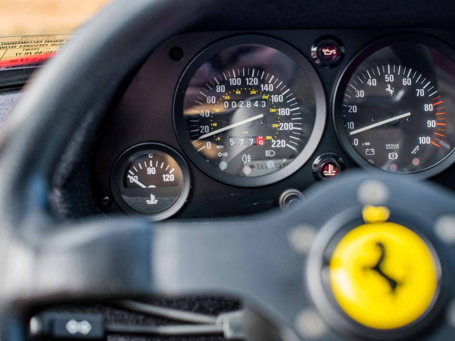 Una Ferrari F40 molto speciale, appartenuta al campione di F1 Alain Prost, è oggetto di un'asta proposta dalla nota casa Sotheby's. 