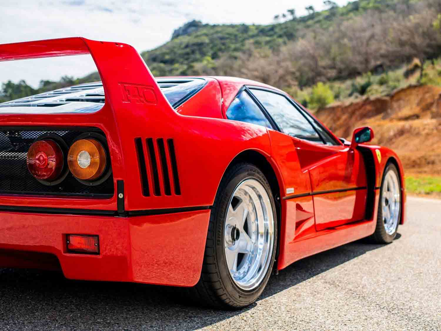 Una Ferrari F40 molto speciale, appartenuta al campione di F1 Alain Prost, è oggetto di un'asta proposta dalla nota casa Sotheby's. 