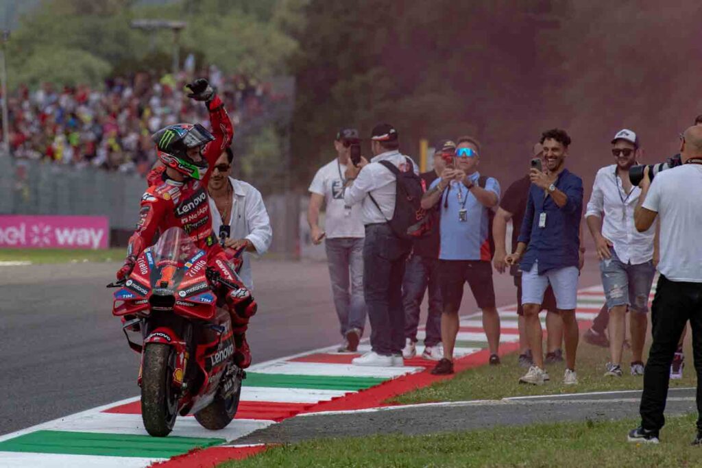 Pecco Bagnaia Festeggia il primo posto con i tifosi