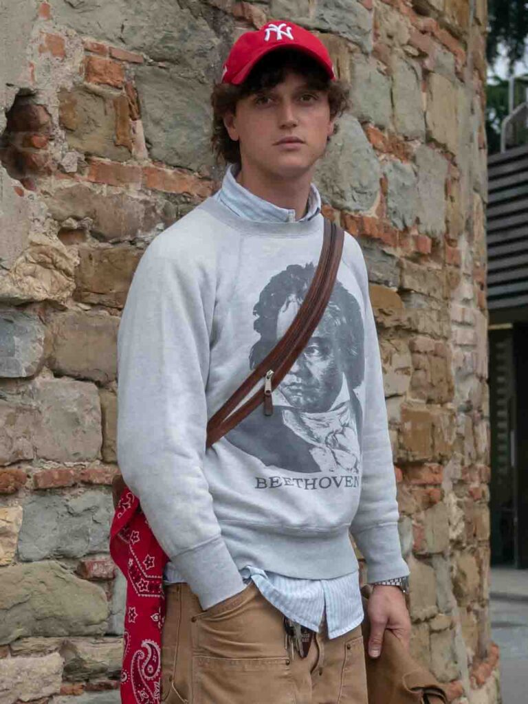 Giulio Marchioni con la felpa Bethooven crewneck 